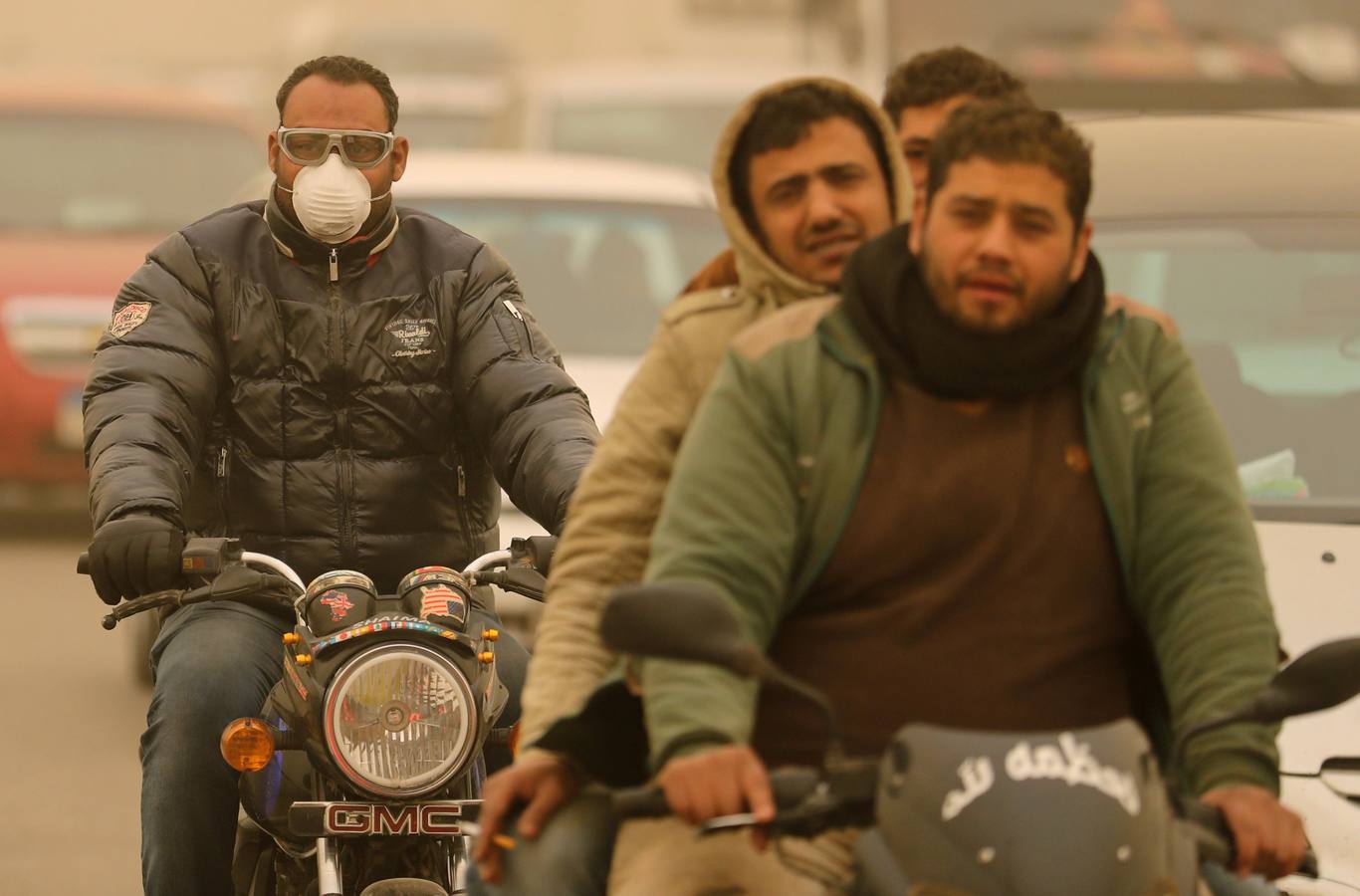 Varias personas se cubren el rostro durante una tormenta de arena en El Cairo, Egipto. La tormenta provocó que varios zoos y parques tuvieran que cerrar sus puertas al público.