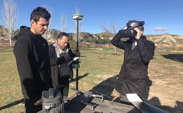 El consejero de Agua, Agricultura, Ganadería y Pesca, Miguel Ángel del Amor, prueba unas gafas de realidad virtual durante su visita al coto arrocero de Calasparra.