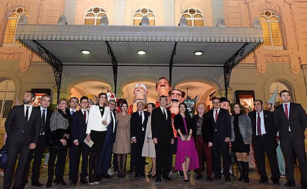 Autoridades, cargos festeros y representantes de la Agrupación Sardinera, anoche, en la puerta del Teatro Romea.