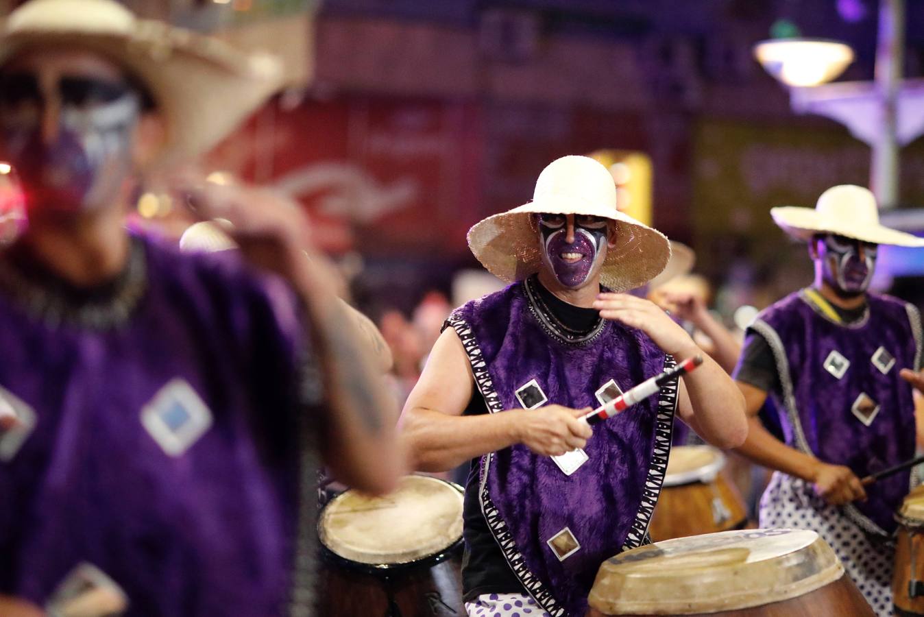 Agrupaciones de murgas uruguayas participan este en el desfile inaugural del carnaval de Montevideo (Uruguay). El tradicional desfile inaugural está compuesto por 44 conjuntos de las agrupaciones carnavalescas.