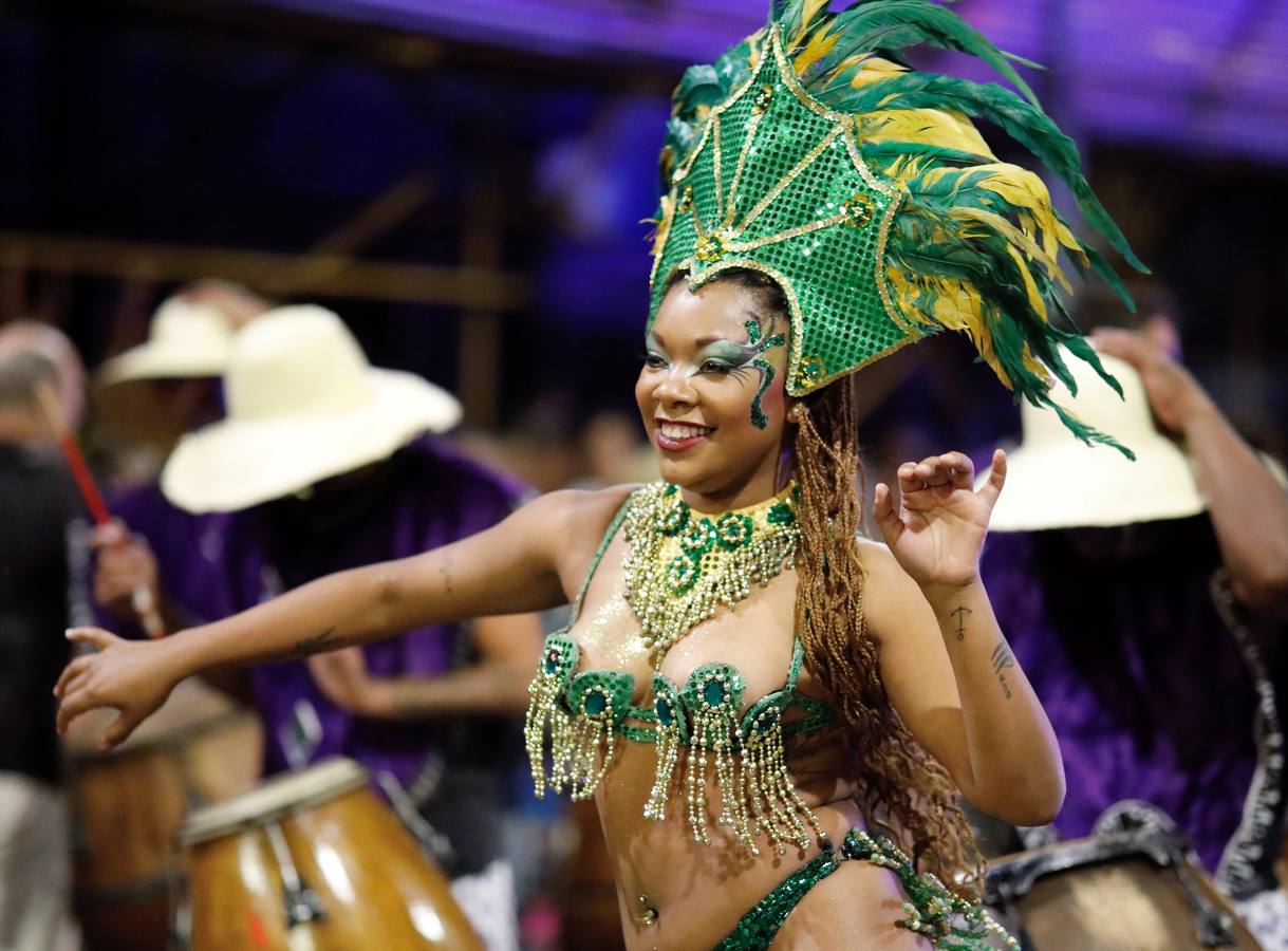 Agrupaciones de murgas uruguayas participan este en el desfile inaugural del carnaval de Montevideo (Uruguay). El tradicional desfile inaugural está compuesto por 44 conjuntos de las agrupaciones carnavalescas.