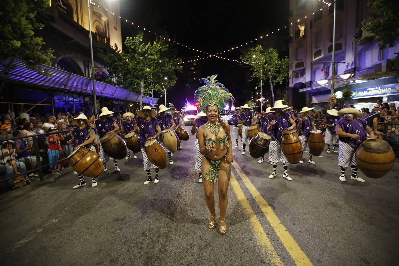 Agrupaciones de murgas uruguayas participan este en el desfile inaugural del carnaval de Montevideo (Uruguay). El tradicional desfile inaugural está compuesto por 44 conjuntos de las agrupaciones carnavalescas.