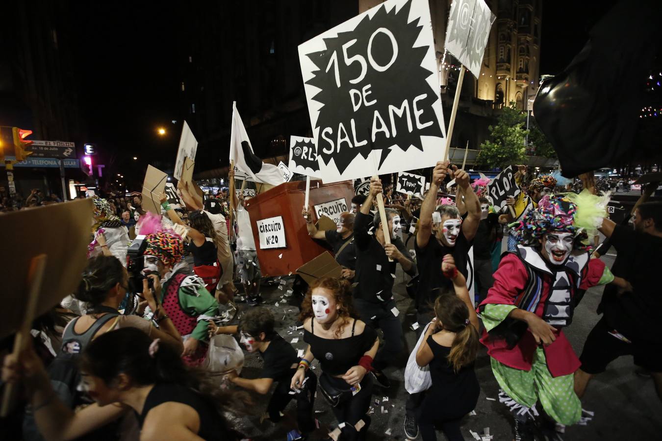 Agrupaciones de murgas uruguayas participan este en el desfile inaugural del carnaval de Montevideo (Uruguay). El tradicional desfile inaugural está compuesto por 44 conjuntos de las agrupaciones carnavalescas.