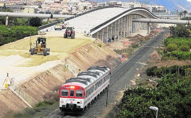 Un Cercanías pasa frente a un tramo en obras de la línea del AVE; la foto es de archivo.