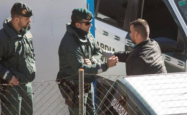 El padre de Julen conversa con dos agentes de la Guardia Civil.