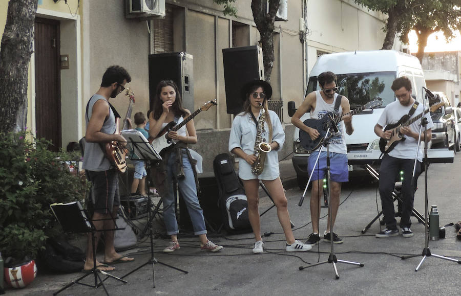 Festival celebrado en el distrito de Mercedes, Uruguay, en el que miles de artistas se unen para conbinar el estilo de música Jazz y el arte del graffiti.