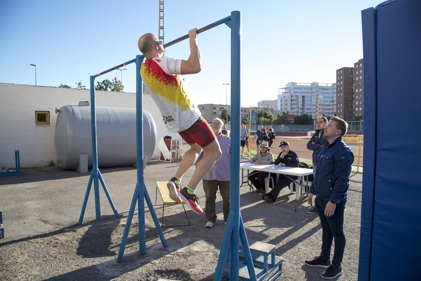 Los candidatos hicieron flexiones de barra y practicaron el salto de longitud. 