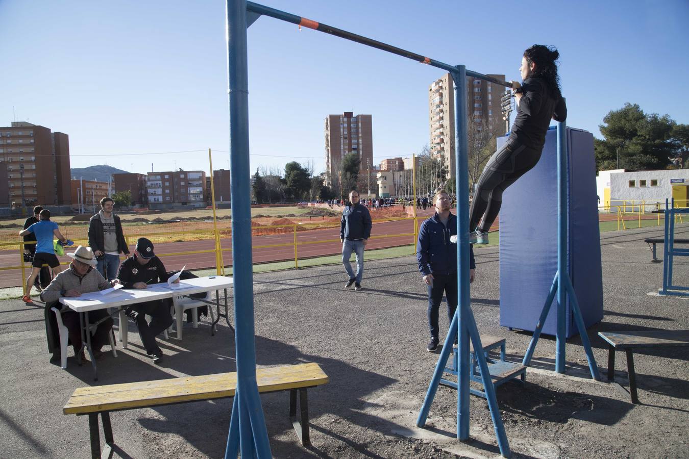 Los candidatos hicieron flexiones de barra y practicaron el salto de longitud. 