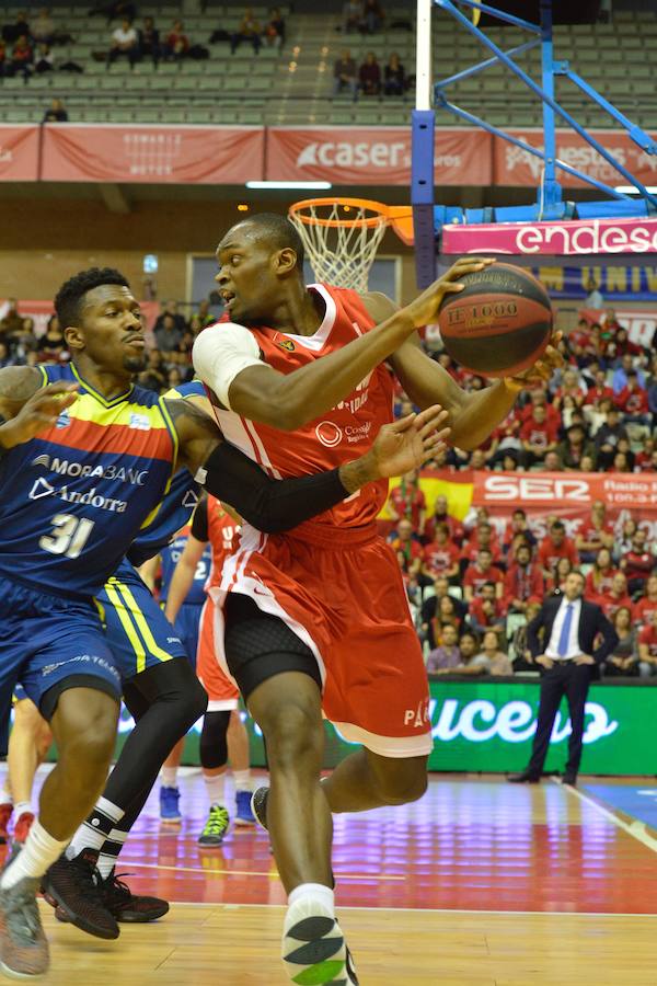 El conjunto universitario no levanta cabeza ante el conjunto entrenado por Ibon Navarro, predecesor en el banquillo murciano de Javi Juárez