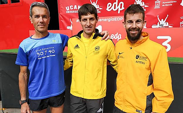 José Antonio Meroño, Andrés Mico y Juan Luis Mata, los tres primeros clasificados en el Maratón.