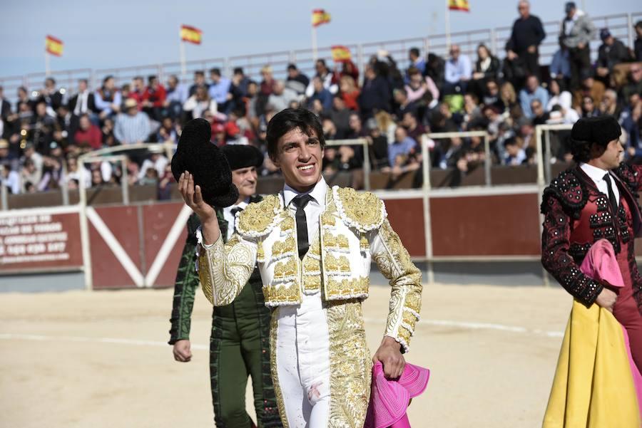 Téllez y Barbero, con dos trofeos cada uno, también salieron a hombros en el primer festejo del año en la Región