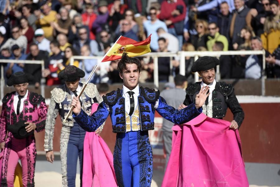 Téllez y Barbero, con dos trofeos cada uno, también salieron a hombros en el primer festejo del año en la Región