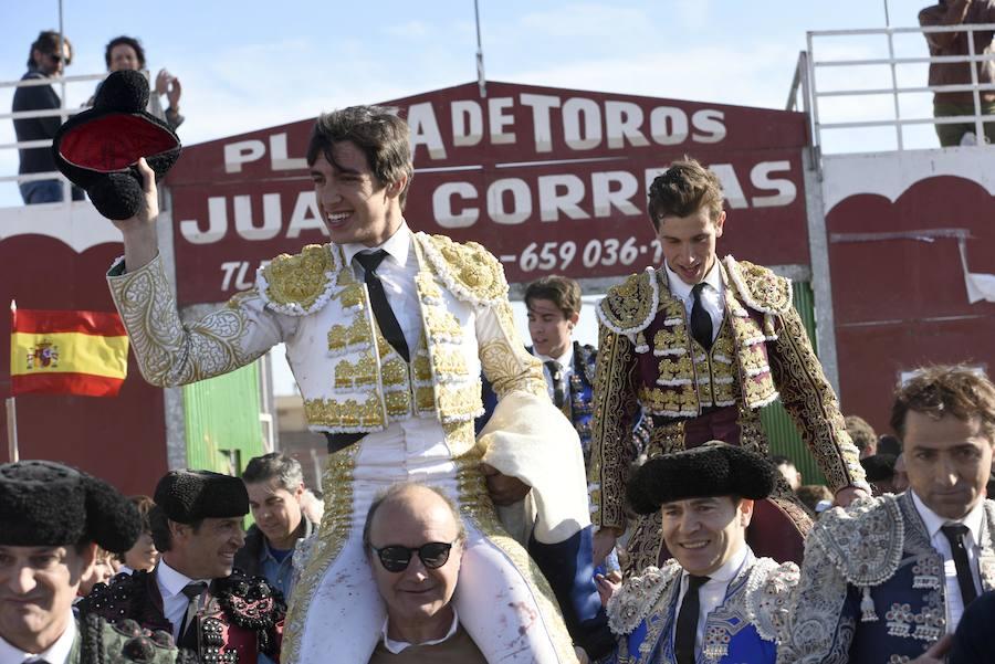 Téllez y Barbero, con dos trofeos cada uno, también salieron a hombros en el primer festejo del año en la Región