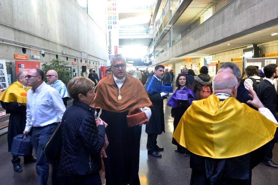 La catedrática de la Facultad de Educación Pilar Arnáiz fue la encargada de leer la lección magistral, que giró en torno a la educación inclusiva, hacia la que se avanza en las últimas décadas, según explicó