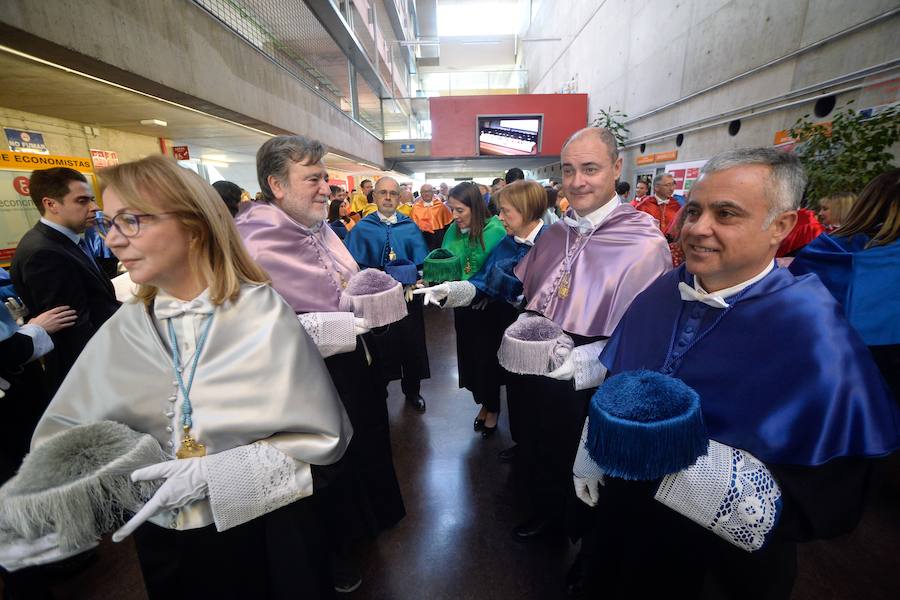 La catedrática de la Facultad de Educación Pilar Arnáiz fue la encargada de leer la lección magistral, que giró en torno a la educación inclusiva, hacia la que se avanza en las últimas décadas, según explicó