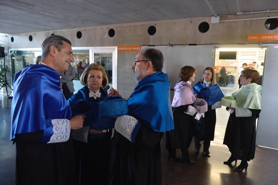 La catedrática de la Facultad de Educación Pilar Arnáiz fue la encargada de leer la lección magistral, que giró en torno a la educación inclusiva, hacia la que se avanza en las últimas décadas, según explicó