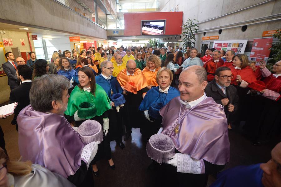 La catedrática de la Facultad de Educación Pilar Arnáiz fue la encargada de leer la lección magistral, que giró en torno a la educación inclusiva, hacia la que se avanza en las últimas décadas, según explicó