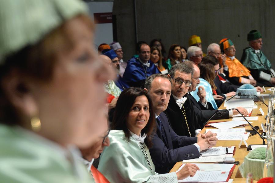 La catedrática de la Facultad de Educación Pilar Arnáiz fue la encargada de leer la lección magistral, que giró en torno a la educación inclusiva, hacia la que se avanza en las últimas décadas, según explicó