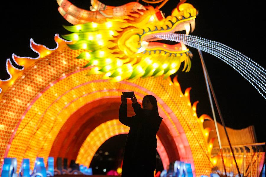 La danza del león es una característica común para traer buena fortuna, prosperidad, buena suerte a las empresas y ahuyentar a los espíritus malignos durante el Año Nuevo Lunar que se celebra el 5 de febrero de este año.