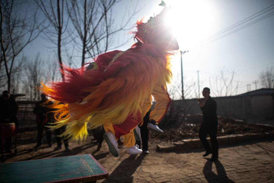La danza del león es una característica común para traer buena fortuna, prosperidad, buena suerte a las empresas y ahuyentar a los espíritus malignos durante el Año Nuevo Lunar que se celebra el 5 de febrero de este año.