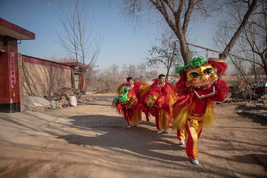 La danza del león es una característica común para traer buena fortuna, prosperidad, buena suerte a las empresas y ahuyentar a los espíritus malignos durante el Año Nuevo Lunar que se celebra el 5 de febrero de este año.