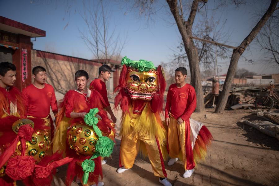 La danza del león es una característica común para traer buena fortuna, prosperidad, buena suerte a las empresas y ahuyentar a los espíritus malignos durante el Año Nuevo Lunar que se celebra el 5 de febrero de este año.