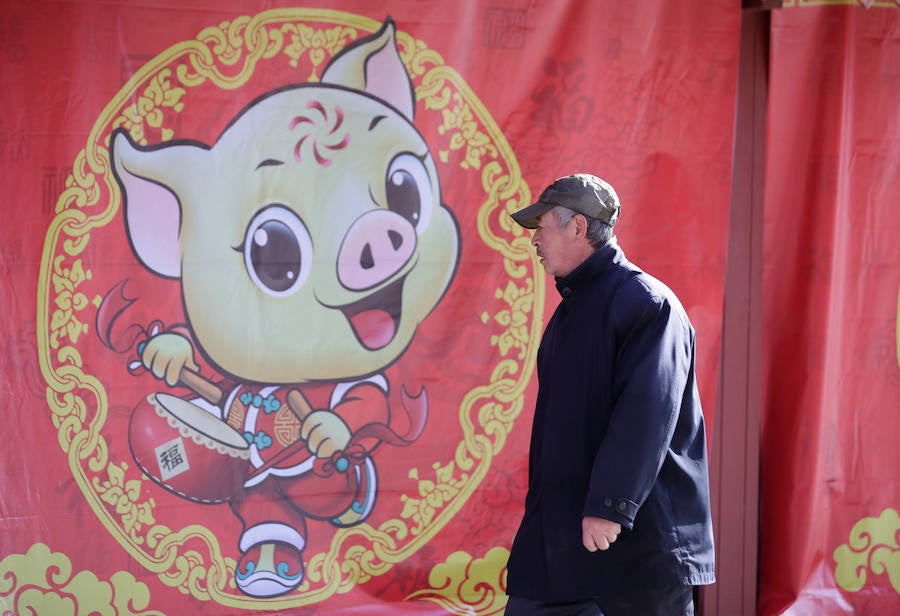 La danza del león es una característica común para traer buena fortuna, prosperidad, buena suerte a las empresas y ahuyentar a los espíritus malignos durante el Año Nuevo Lunar que se celebra el 5 de febrero de este año.