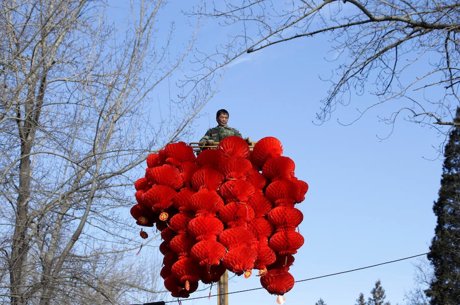 La danza del león es una característica común para traer buena fortuna, prosperidad, buena suerte a las empresas y ahuyentar a los espíritus malignos durante el Año Nuevo Lunar que se celebra el 5 de febrero de este año.