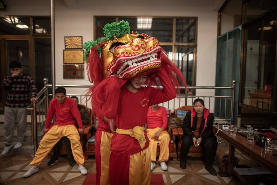 La danza del león es una característica común para traer buena fortuna, prosperidad, buena suerte a las empresas y ahuyentar a los espíritus malignos durante el Año Nuevo Lunar que se celebra el 5 de febrero de este año.
