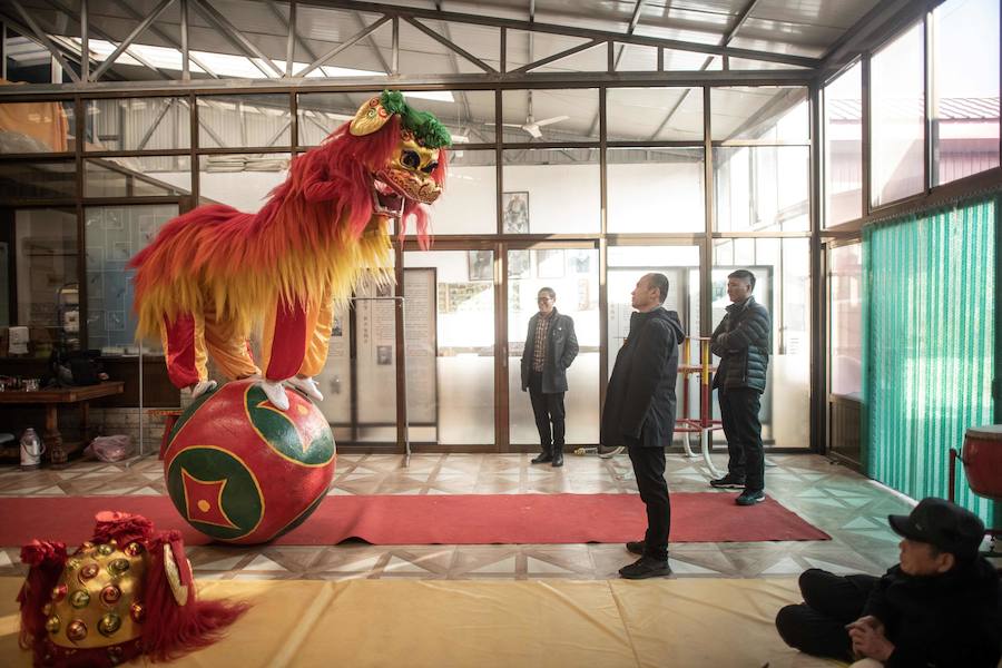 La danza del león es una característica común para traer buena fortuna, prosperidad, buena suerte a las empresas y ahuyentar a los espíritus malignos durante el Año Nuevo Lunar que se celebra el 5 de febrero de este año.
