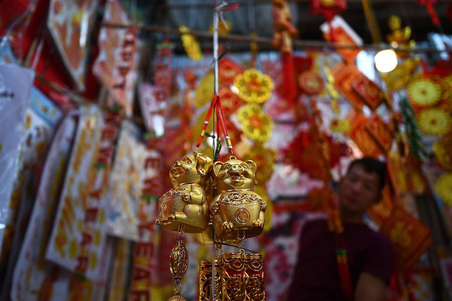La danza del león es una característica común para traer buena fortuna, prosperidad, buena suerte a las empresas y ahuyentar a los espíritus malignos durante el Año Nuevo Lunar que se celebra el 5 de febrero de este año.