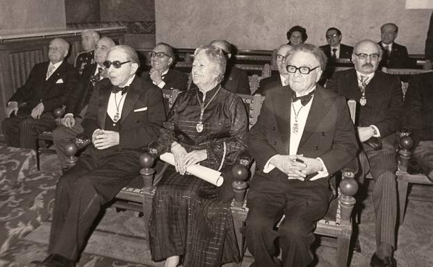 Carmen Conde tras la lectura de su discurso de entrada en la Real Academia Española, en febrero de 1979. Fotografía de la exposición 'Carmen Conde. Voluntad creadora' montada por la Biblioteca Nacional.