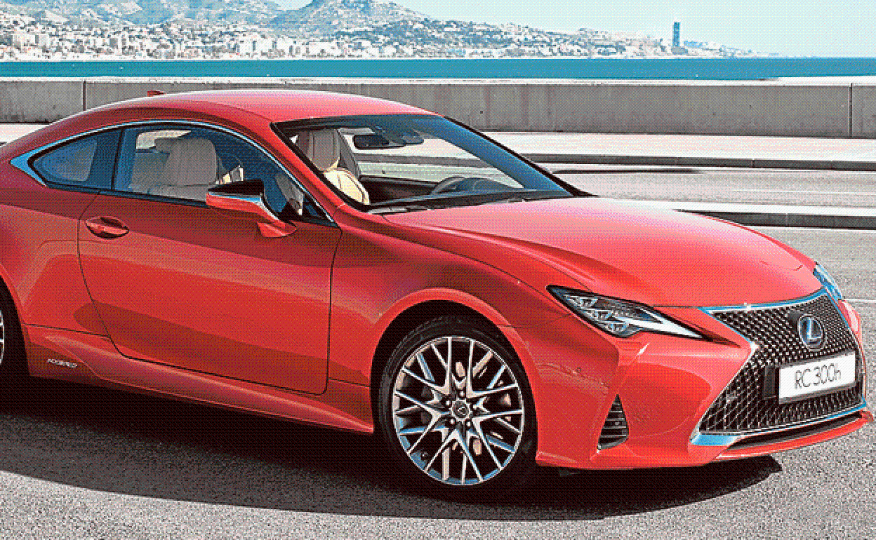 Lexus renueva su coupé premium RC 300h