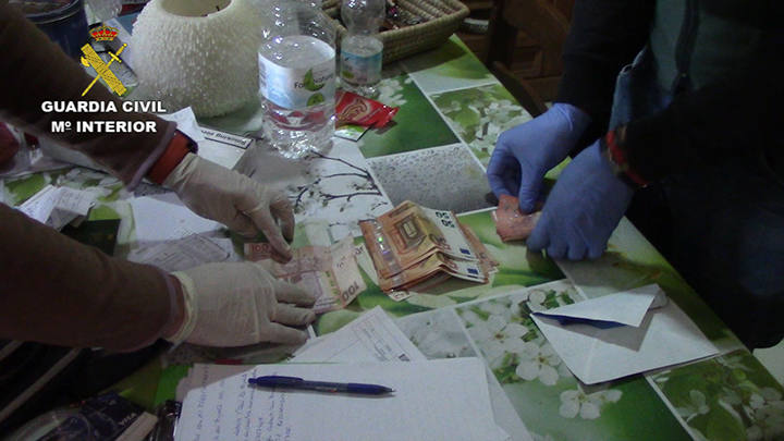 Son sospechosos de delitos contra el derecho de los ciudadanos extranjeros, detención ilegal, pertenencia a organización criminal y contra la salud pública.