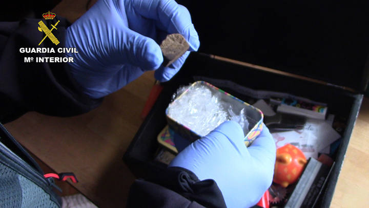 Son sospechosos de delitos contra el derecho de los ciudadanos extranjeros, detención ilegal, pertenencia a organización criminal y contra la salud pública.