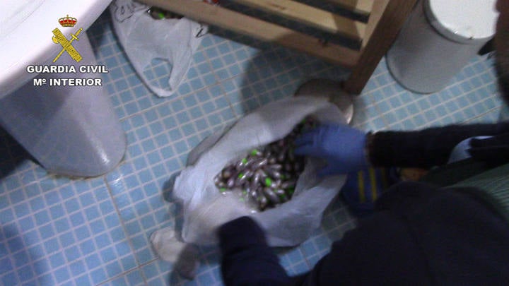 Son sospechosos de delitos contra el derecho de los ciudadanos extranjeros, detención ilegal, pertenencia a organización criminal y contra la salud pública.