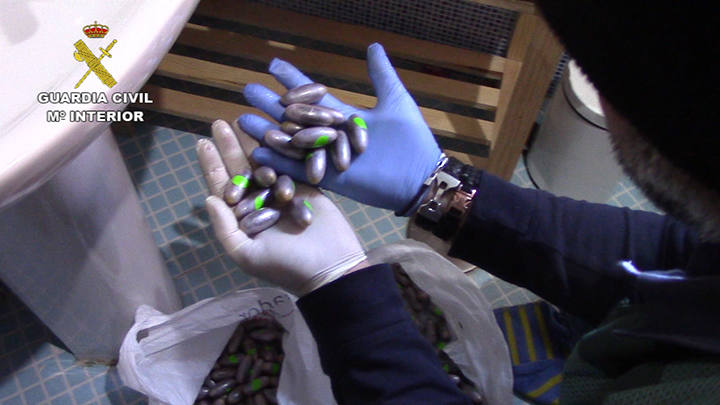 Son sospechosos de delitos contra el derecho de los ciudadanos extranjeros, detención ilegal, pertenencia a organización criminal y contra la salud pública.