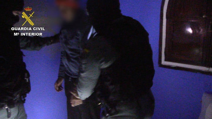 Son sospechosos de delitos contra el derecho de los ciudadanos extranjeros, detención ilegal, pertenencia a organización criminal y contra la salud pública.