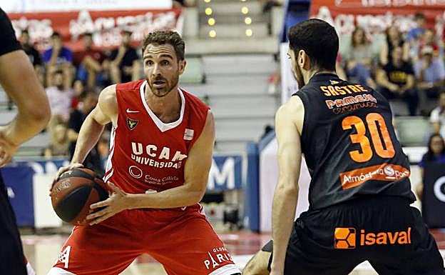 Álex Urtasun, jugador del UCAM CB, en el partido de la Liga Endesa frente al Valencia Basket.