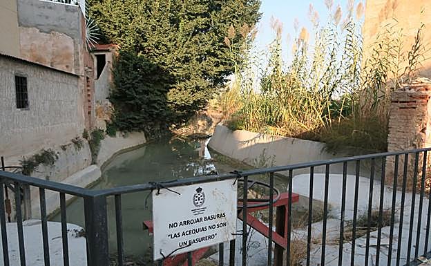 Imagen principal - Cartel situado junto a la acequia Barreras o Alquibla. | Una de las ruedas para regular el caudal de la acequia. | Escudo heráldico de la familia López Oliver, del siglo XVIII. 