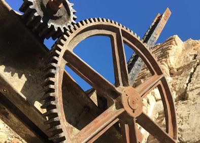 Imagen secundaria 1 - Cartel situado junto a la acequia Barreras o Alquibla. | Una de las ruedas para regular el caudal de la acequia. | Escudo heráldico de la familia López Oliver, del siglo XVIII. 