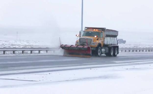 Quitanieves en una carretera de Denver (Colorado)