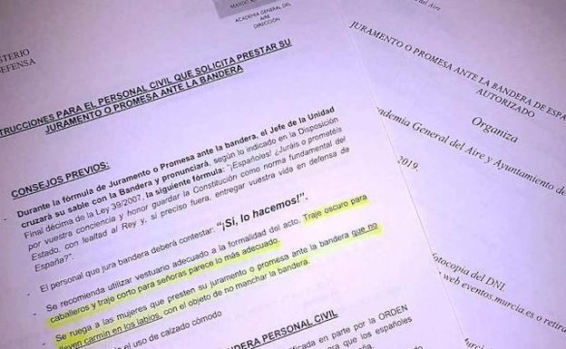 Documentos con los consejos del Ayuntamiento de Murcia a los que asistan al acto de jura de bandera.