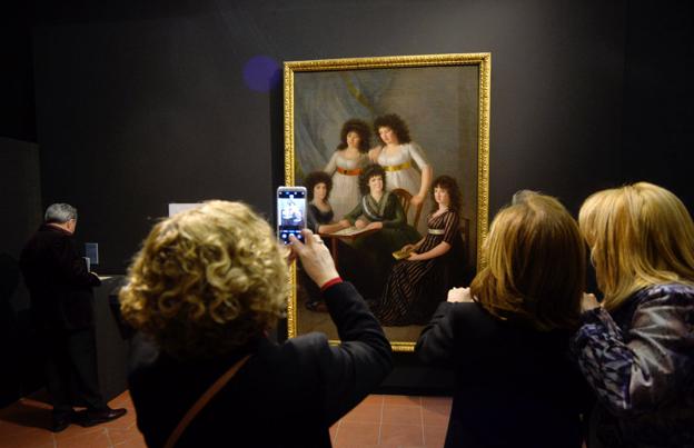 Los primeros visitantes de la muestra inaugurada ayer, ante el cuadro de Goya 'La condesa de Montijo y sus hijas', expuesto en la sala Verónicas.