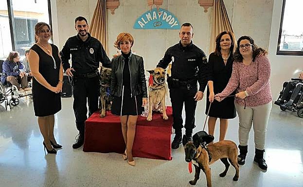 Momento posterior al acto matrimonial en el centro de Apandis.