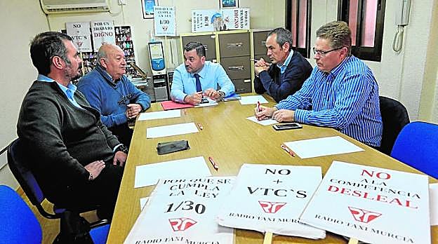 Reunión, ayer, de representantes del sector del taxi. 
