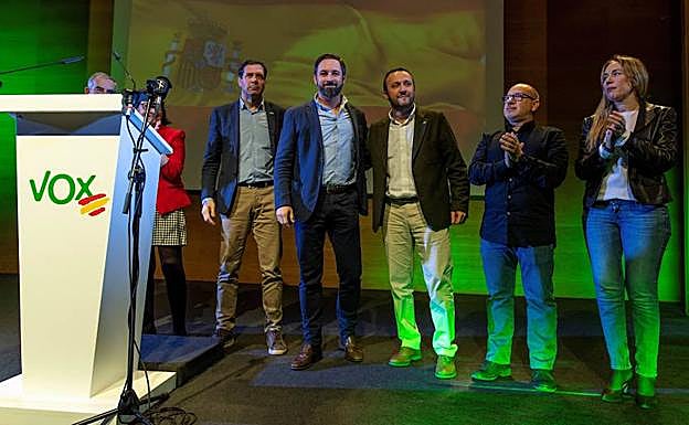 Santiago Abascal (2i), el presidente de Vox Toledo, Luis Miguel Núñez (c), y el candidato al Senado por Andalucía Francisco José Alcaraz (2d), este jueves, en un acto del partido en Toledo.