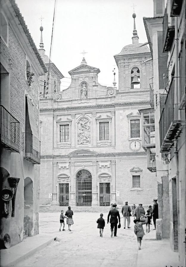 1Desaparecida. Antigua parroquia de San Antolín, demolida durante la Guerra Civil y de la que solo se conserva el relieve de su fachada.