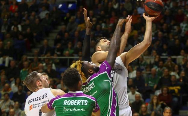 Felipe Reyes intentando una bandeja ante el Unicaja.