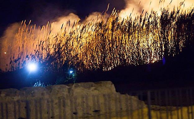 Sofocan el fuego extendido por una zona de cañas en La Flota